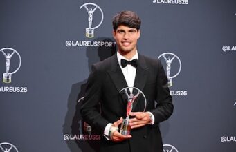 Roland Garros está em perigo? Carlos Alcaraz levou para casa o prêmio máximo no Laureus Awards, mas sua pulseira causou preocupação.