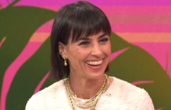 Constance Zimmer explica como está remodelando a conversa sobre envelhecimento para as mulheres