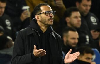 Liam Rosener se despede dos jogadores do Chelsea enquanto o técnico vencedor do título se afasta