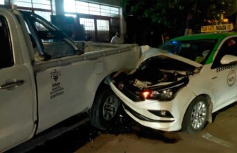 Forte colisão de um Ramis com um caminhão estacionado no bairro de Huayco Hondo
