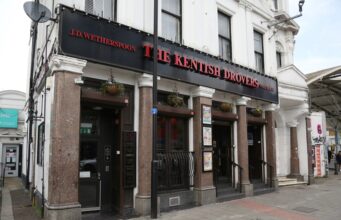 O pub Wetherspoons ‘mais barato’ da Grã-Bretanha vende cervejas a preços não vistos há 30 anos… agora à venda