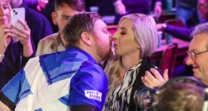 A estrela dos dardos, Cameron Menzies, deixa Fallon Sherrock enquanto confirma novo relacionamento após o drama do Campeonato Mundial