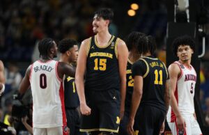 As finais do March Madness ocorreram quando Michigan derrotou o Arizona para marcar um confronto final com UConn