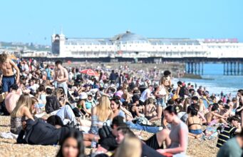 Os britânicos deram as boas-vindas ao sol de 26ºC em um dos dias mais quentes do início de abril DE SEMPRE