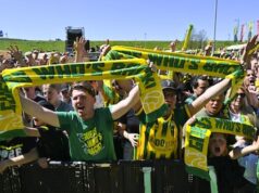 Torcedores comemoram durante a cerimônia do ADO Den Haag: jogadores e treinadores no palco