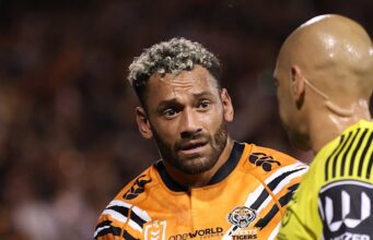 O capitão do Wests Tigers enfrenta uma dispensa de quatro semanas para Noah Martin