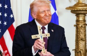 A longa e estranha relação de Trump com a fé