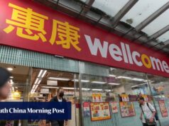 Um órgão de fiscalização de Hong Kong está monitorando uma possível fusão das duas principais redes de supermercados da cidade.