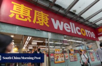 Um órgão de fiscalização de Hong Kong está monitorando uma possível fusão das duas principais redes de supermercados da cidade.