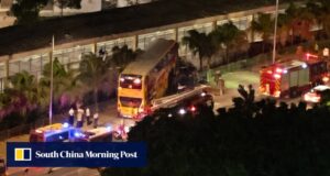 Um motorista de ônibus urbano morreu após perder o controle do veículo em uma estrada de Hong Kong.