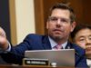 Os advogados do deputado Eric Swalwell negam má conduta. e referindo-se à decisão esmagadora