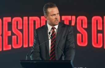 O presidente de Essendon, Andrew Welsh, o apoiou para treinar os Bombers até o cargo de primeiro-ministro