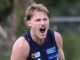 O ruckman do Fremantle Dockers, Mason Cox, domina no início da vitória do Thunder sobre East Fremantle