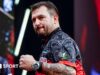 Resultados da Premier League Darts 2026: Jonny Clayton venceu Luke Littler pela quarta vitória da noite