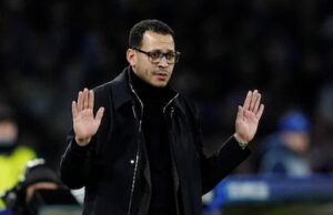 Chelsea persegue Liam Rosenior depois de apenas quatro meses. O treinador ainda tem contrato até meados de 2032.