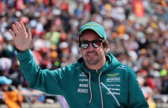 Alonso quer continuar na F1 apesar de ter sido pai e de um péssimo início de temporada: ‘Sinto-me feliz enquanto dirijo’