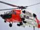 O homem ferido e encalhado foi resgatado por um helicóptero da Guarda Costeira nos penhascos perto da Baía de Depoe.
