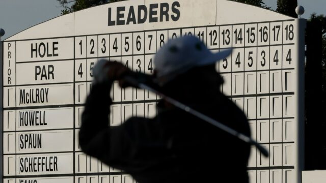haotong-li-china-plays-shot-1072376482.jpg