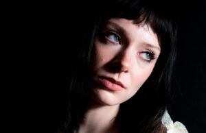 Holly Humberstone fala sobre ‘mundo brutal’ e o significado dos concursos de beleza
