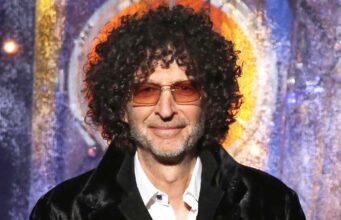 Ex-assistente de Howard Stern busca ‘liberdade de falar’ em processo avaliado em US$ 2,5 milhões