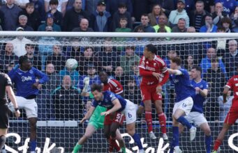 Mac Allister entrou, Van Dijk marcou e o Liverpool venceu o Everton no último jogo de um clássico muito especial de Merseyside