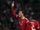 Virgil van Dijk criticado por incomodar Joe Gomez enquanto a crise do Liverpool se aprofunda após a derrota do PSG