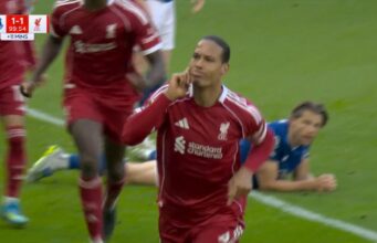 Virgil van Dijk marcou o gol da vitória no último suspiro na vitória do Liverpool sobre o Everton no dramático derby de Merseyside
