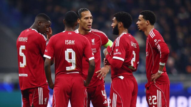 isak-ekitike-liverpool-van-dijk-konate.jpg