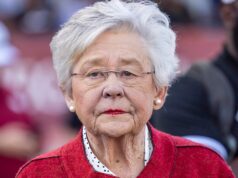 A governadora do Alabama, Kay Ivey, foi hospitalizada após ser tratada por um pequeno líquido nos pulmões.