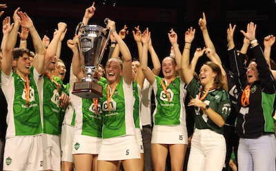 korfbal-league-finale-ahoy-fortuna-dvo-30-31-quinty-stahli-met-de-beker-foto-marco-spelten.jpeg