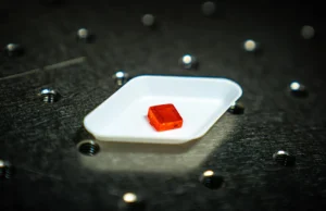 Essas células solares baratas funcionam melhor porque têm falhas