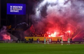 Vitesse Black Evening: Torcedores jogam fogos de artifício nos torcedores de Gambour A competição foi interrompida e não houve playoffs.