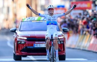 Demi Vollering vence Liège-Bastogne-Liège Ao mostrar grande força e estabelecer o recorde da terceira vitória.