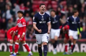 Camiel Neghli (ex-Sparta) sobe ao segundo lugar com o Millwall e pode sonhar com a Premier League