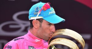‘O Giro d’Italia sempre surpreende’ – Vincenzo Nibali alerta Jonas Vingegaard, principal candidato a 2026, sobre a imprevisibilidade inerente ao Grand Tour.