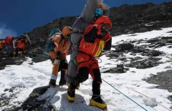 A escalada do Everest orienta ‘alpinistas secretamente envenenados para desencadear resgates dispendiosos de helicóptero como parte de um esquema de seguro de £ 15 milhões’