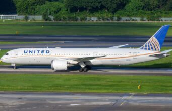 Passageiros fogem do voo da United Airlines usando escorregador de emergência depois que o piloto ‘ouviu o bipe do dispositivo’