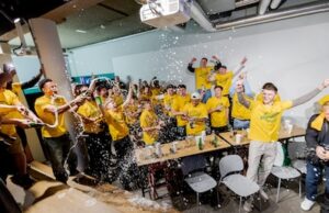 O ADO Den Haag Selection viu no hotel como o Cambuur perdeu pontos e comemorou o campeonato.