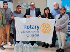 A ADUNSE e o Rotary Madre de Cities entregaram água potável às famílias afetadas pelas enchentes em Los Telares.