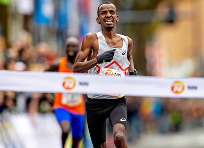 rotterdam-marathon-2023-abdi-bashir-maakt-een-ereronde-met-zijn-kind-foto-pim-ras.jpeg