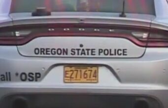 Motorista perde o controle na rodovia Oregon, bate em uma árvore e uma pessoa morre