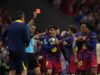 Depois de receber o cartão vermelho, o Barça enfrentou uma tarefa difícil em Madrid. O Atlético de Madrid avançou para as semifinais.