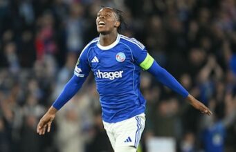 O internacional holandês Emeka marcou e perdeu um pênalti durante a recuperação do Estrasburgo. Um cartão vermelho no início do jogo matou Farioli.