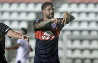 Contra as cordas, Tiger pega o líder do América, De Cali, e tem que encerrar a seqüência de rebatidas.