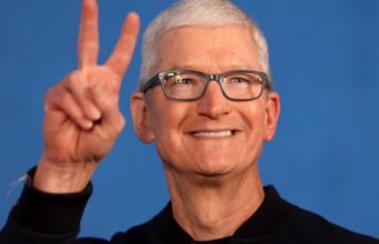 Tim Cook renuncia ao cargo de CEO da Apple e torna-se presidente executivo