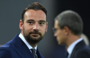 Diretor da Roma Covet Napoli durante a reforma do escritório