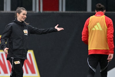 union-berlin-s-new-german-head-coach-marie-louise-eta-gestures-as-she-speaks-with-players-during-a-t.jpeg