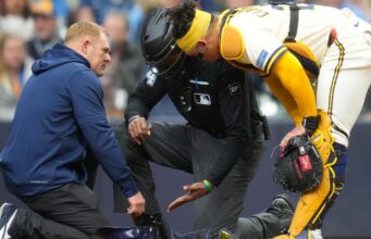 O árbitro CB Bucknor abandonou a partida devido a lesão após ser derrubado por ABS