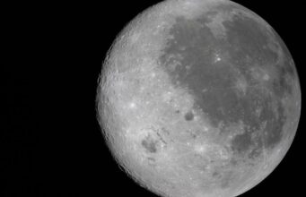 A tripulação do Artemis II passou pela Lua, viajando mais longe do que qualquer outra pessoa na história