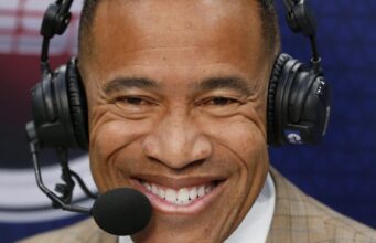 O locutor Mark Jones está deixando a ESPN após 36 anos.